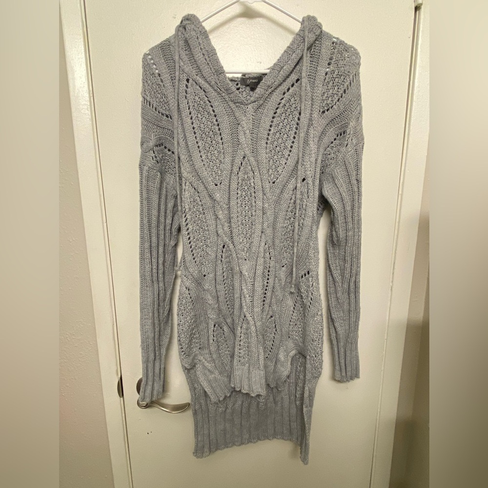 Chic Women's V-Neck Sweater in Soft Gray